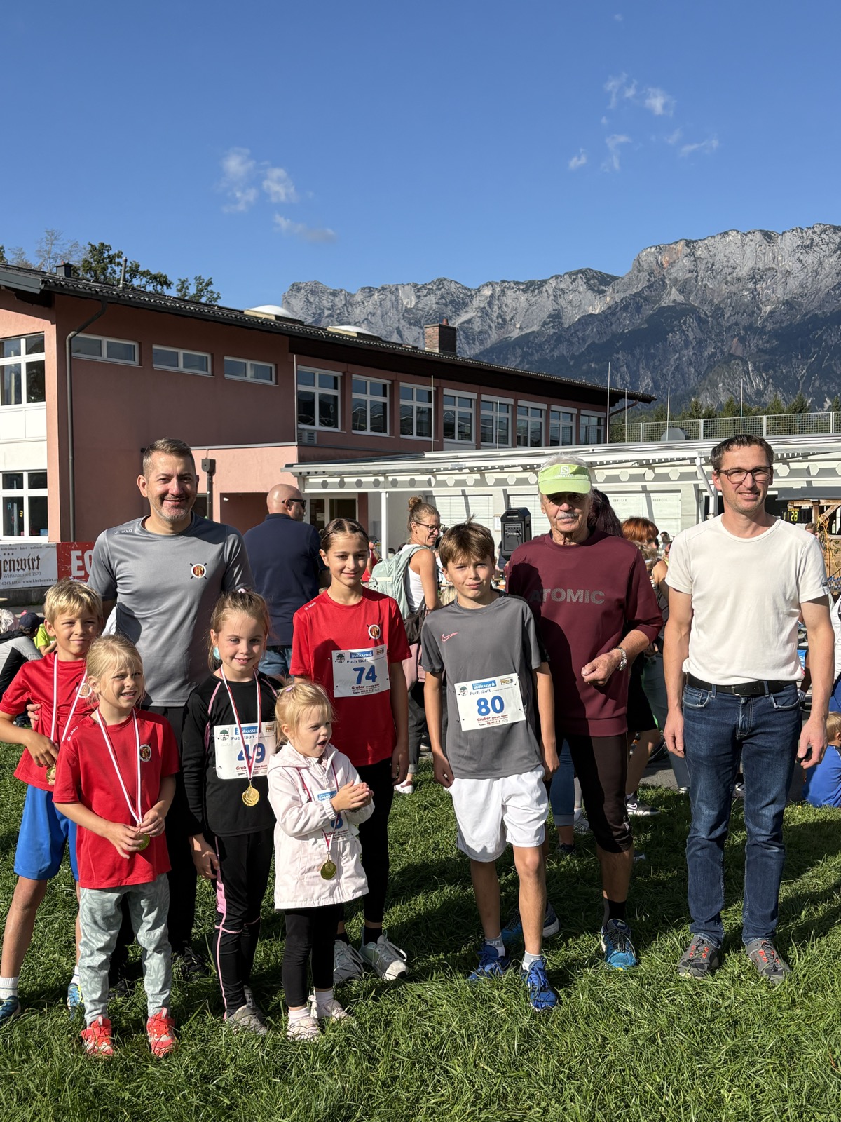 Das Team des SC Elsbethen nach dem Bewerb Puch läuft 2026 – Kinder, Jugendliche und Erwachsene gemeinsam