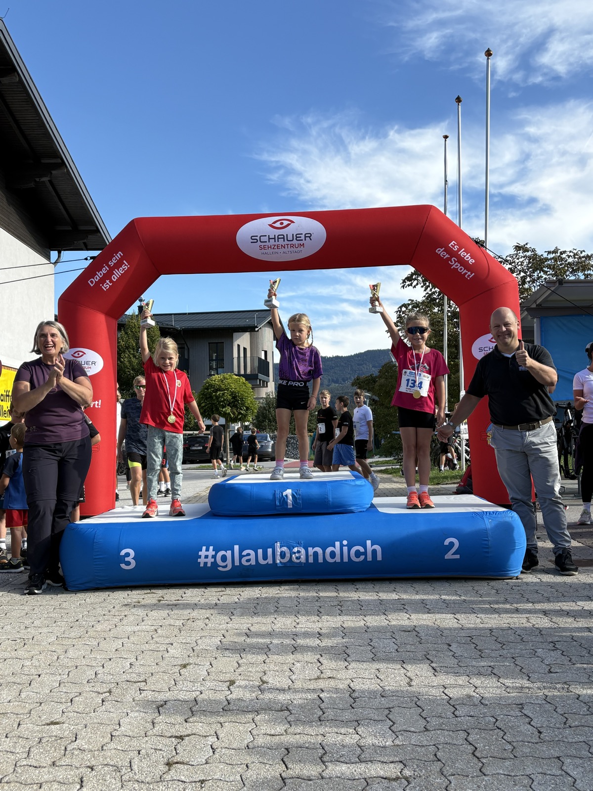 Siegerehrung der Kinderklasse bei Puch läuft 2026 – Magdalena Esterer vom SC Elsbethen auf Platz 3 am Siegerpodest